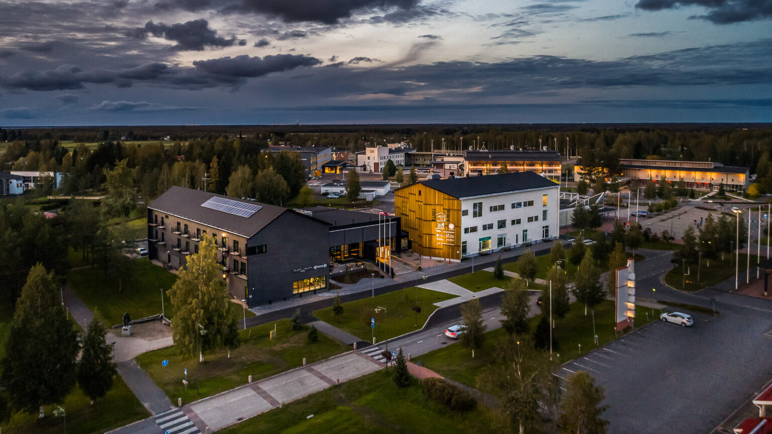 Lakeustalo iltavalaistuksessa
