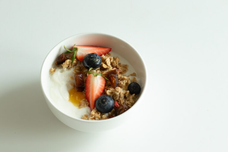 Jogurttibowl granolalla, mansikoilla ja mustikoilla