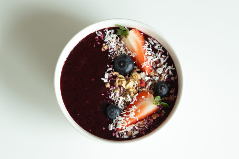 Marjasmoothie bowl kookoksella ja marjoilla