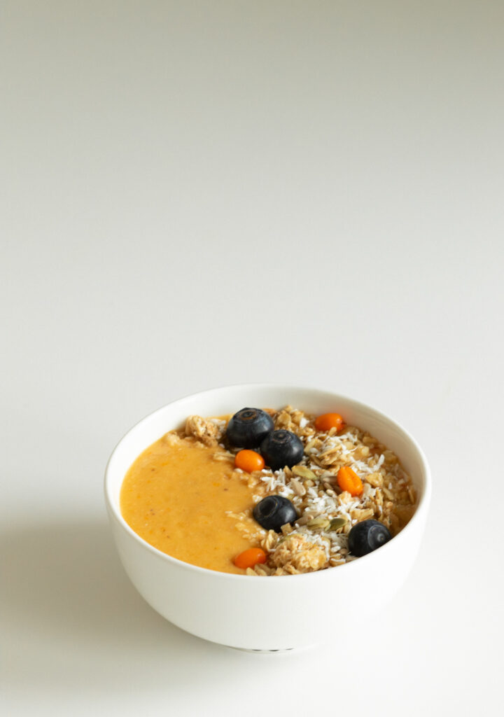 Tyrnillä, mustikoilla ja granolalla koristeltu smoothie bowl