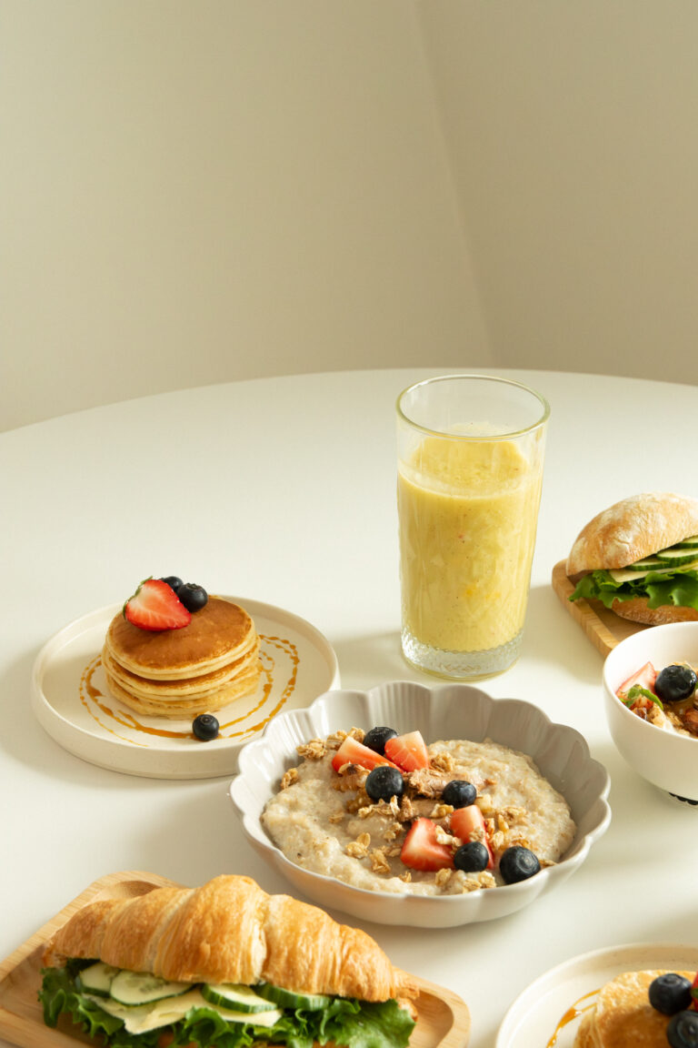 Minipannukakut, smoothie ja puuro pöydällä