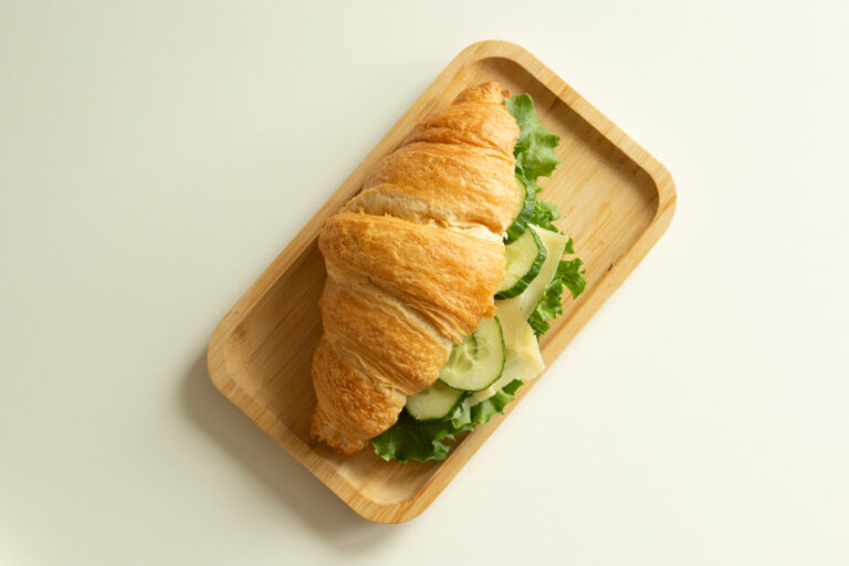 Juusto croissant puulaudalla