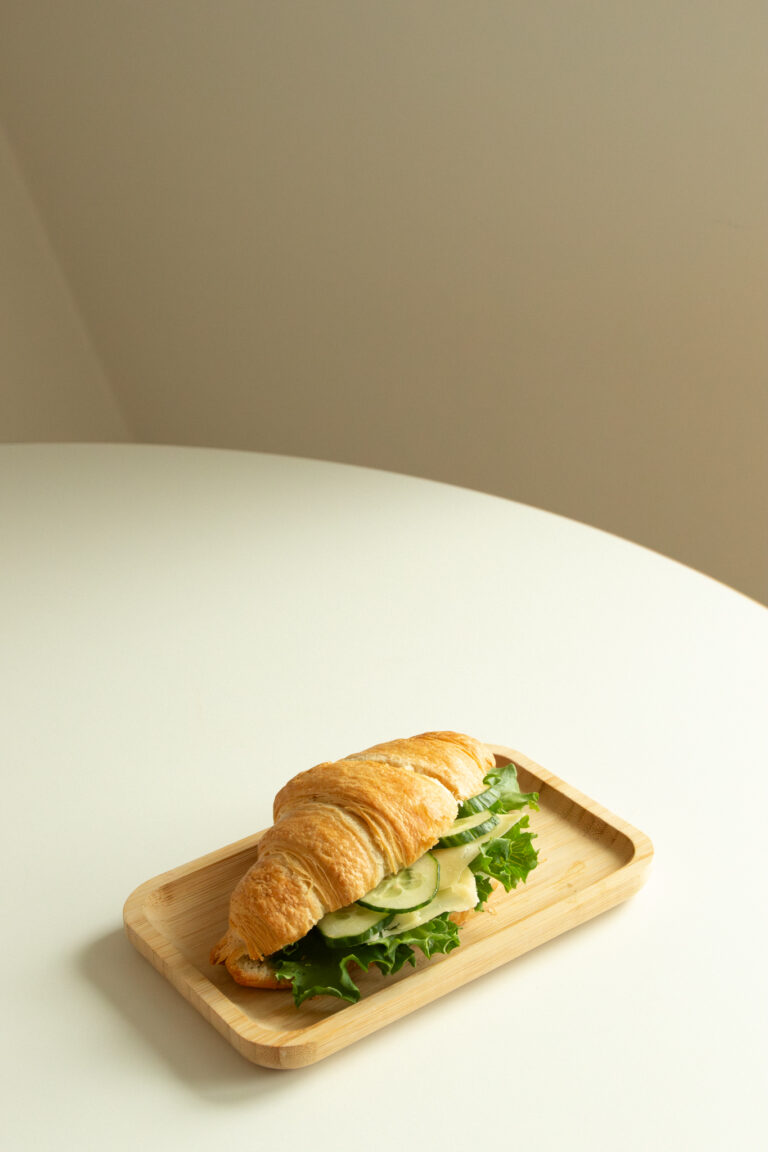 Juusto croissant puulaudalla