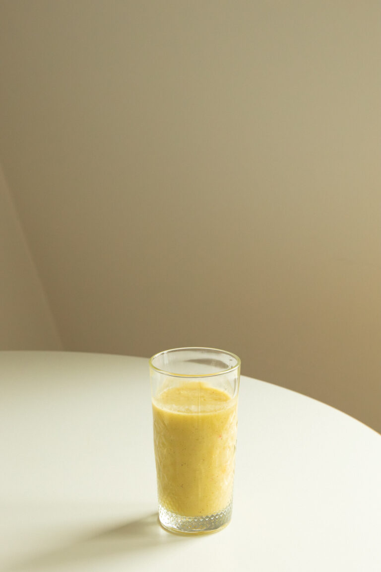 Keltainen smoothie lasissa