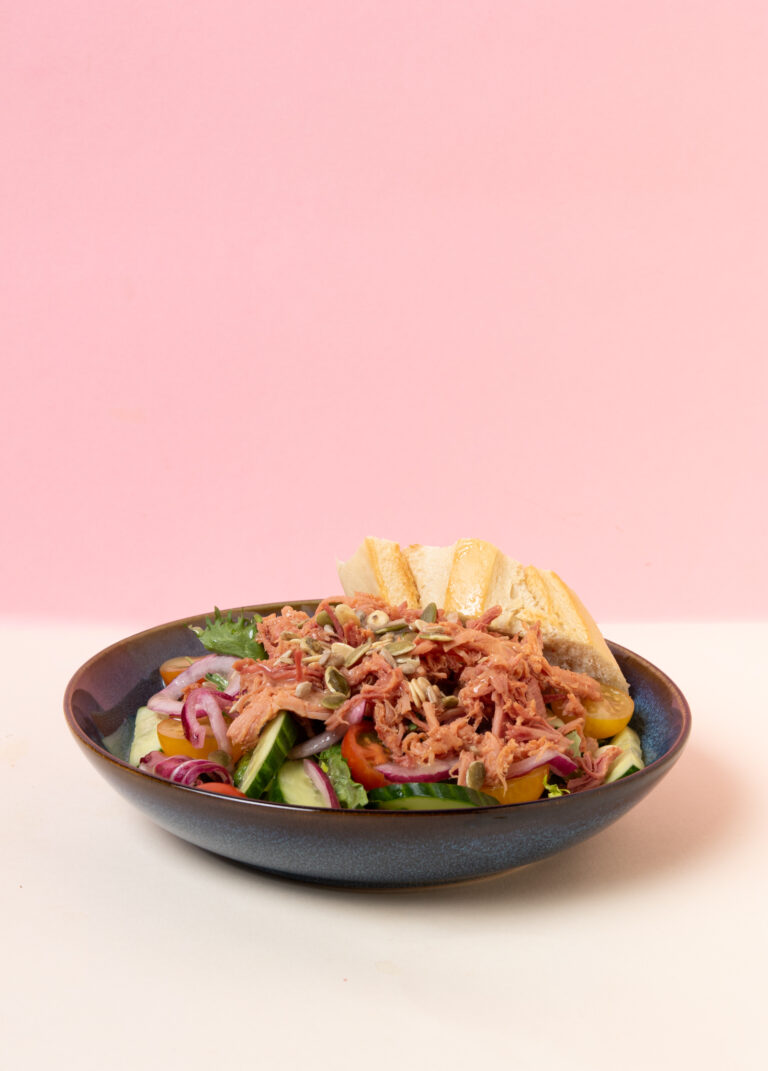 Pulled pork -salaatti tummassa kulhossa