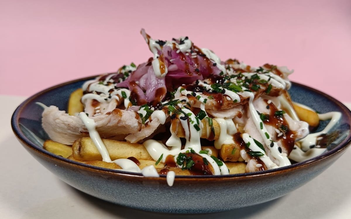 Loaded fries: ranskalaiset, kanaa, punakaalia, kastikkeita ja ruohosipulia